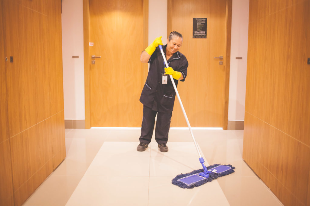 Conheça os 5 principais EPIs para serviços de limpeza em condomínios
